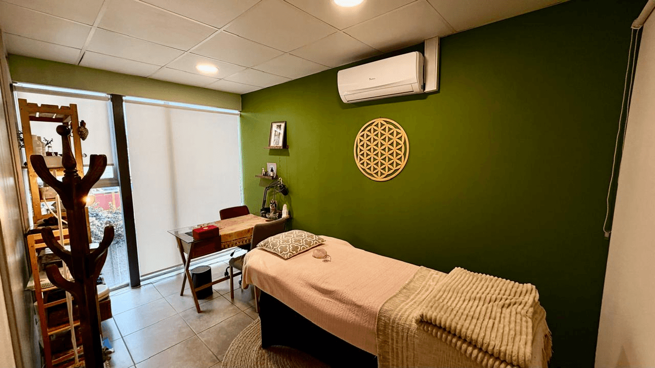 Sala de terapia con camilla y mandala Flor de la Vida